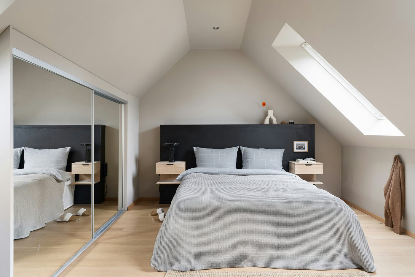 Combles aménagés en chambre avec fenêtre de toit