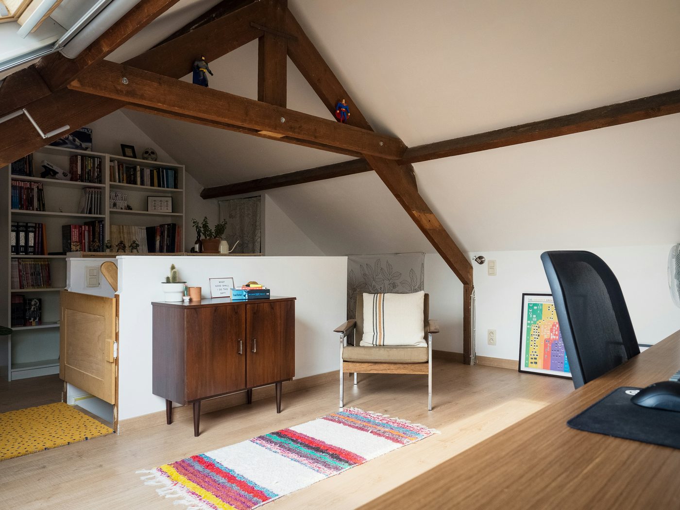 Combles aménagés en bureau avec bibliothèque
