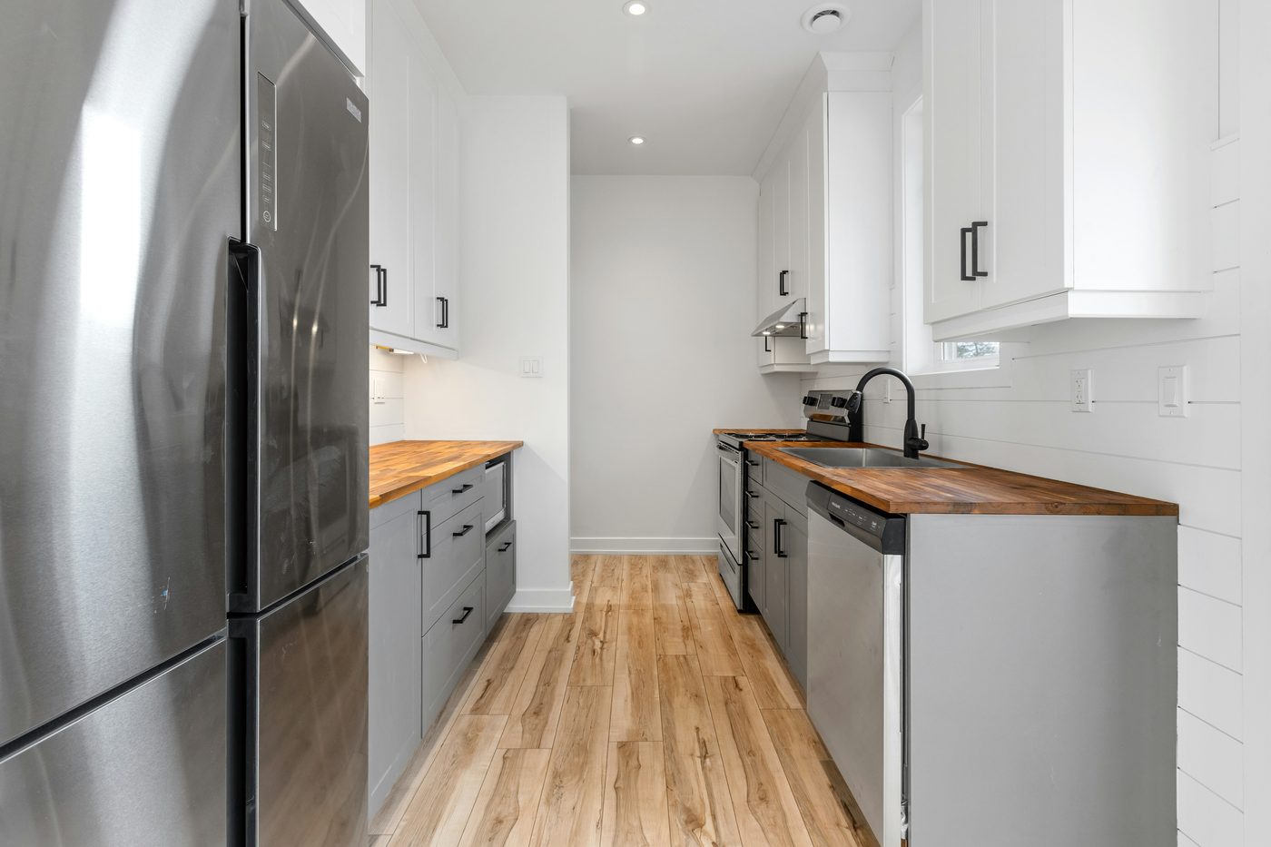 Cuisine en longueur rénovée, plan de travail bois