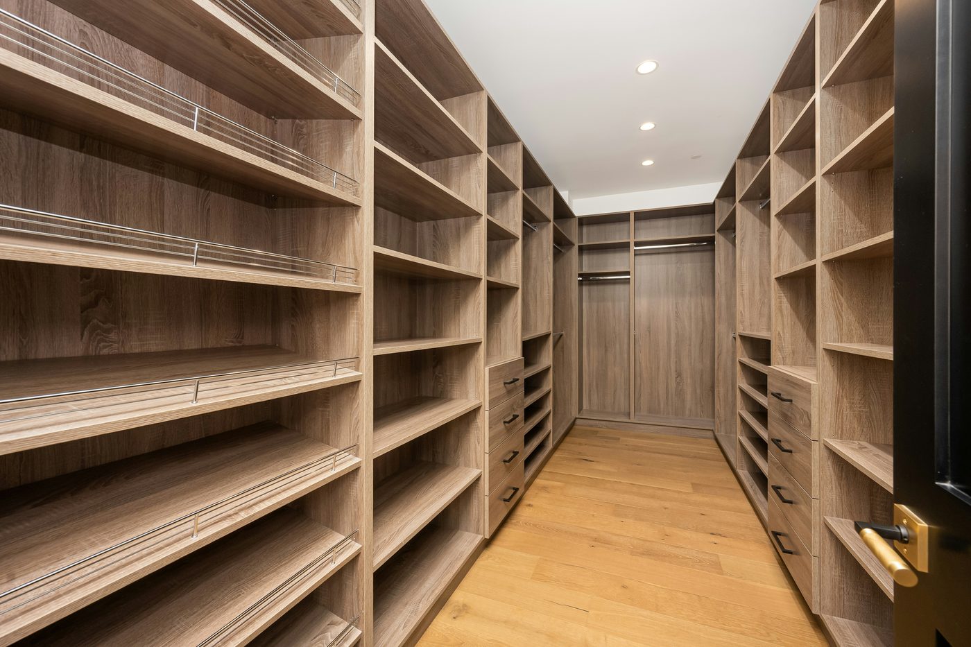 Dressing sur mesure avec rangements en bois