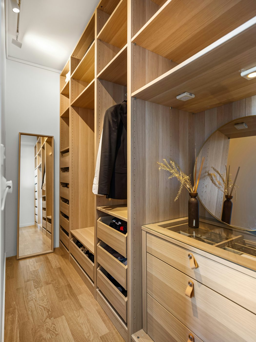 Dressing sur mesure en bois avec miroir