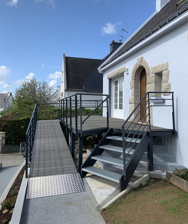 Rampe d'accès et plateforme à l'entrée d'une maison