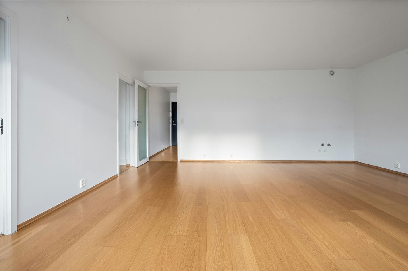 Salon et séjour rénovés, parquet et lumière naturelle