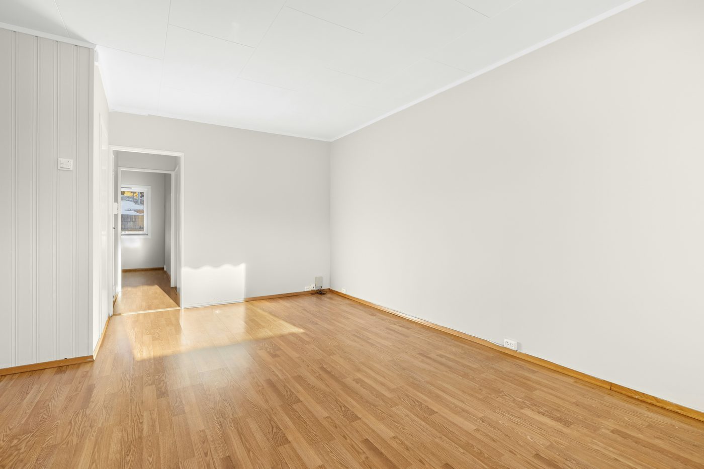 Salon rénové, parquet clair et peinture fraîche