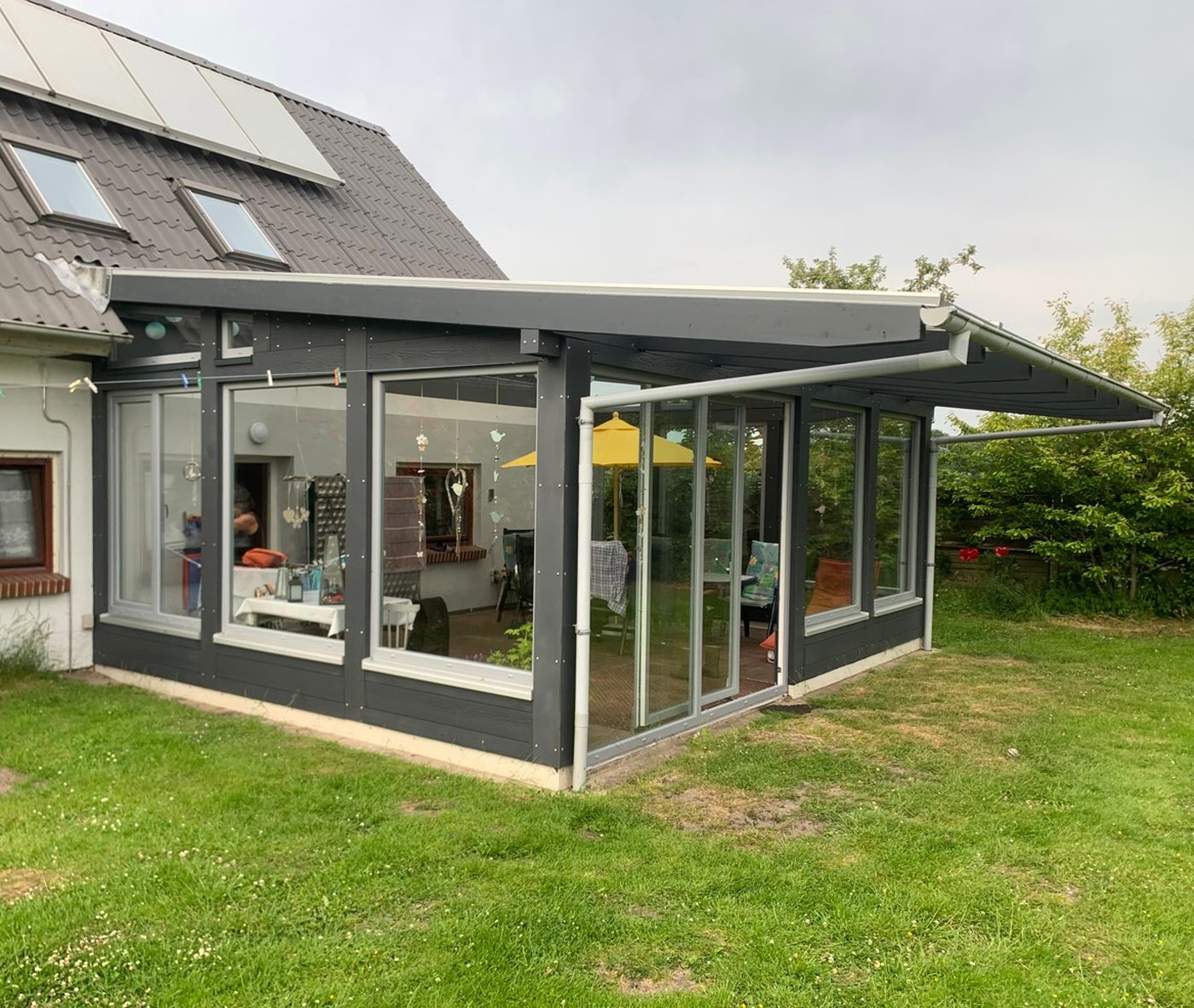 Véranda bois avec extension ouverte sur le jardin